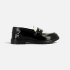 Mocassin Pom d'Api bicolore noir et blanc en cuir verni avec semelle en caoutchouc style collège