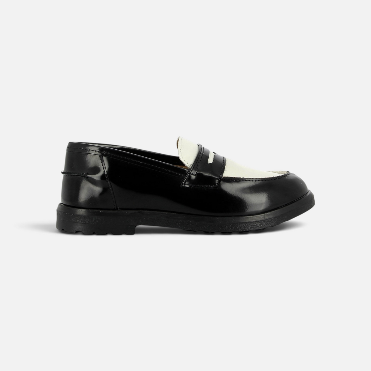Mocassin Pom d'Api bicolore noir et blanc en cuir verni avec semelle en caoutchouc style collège