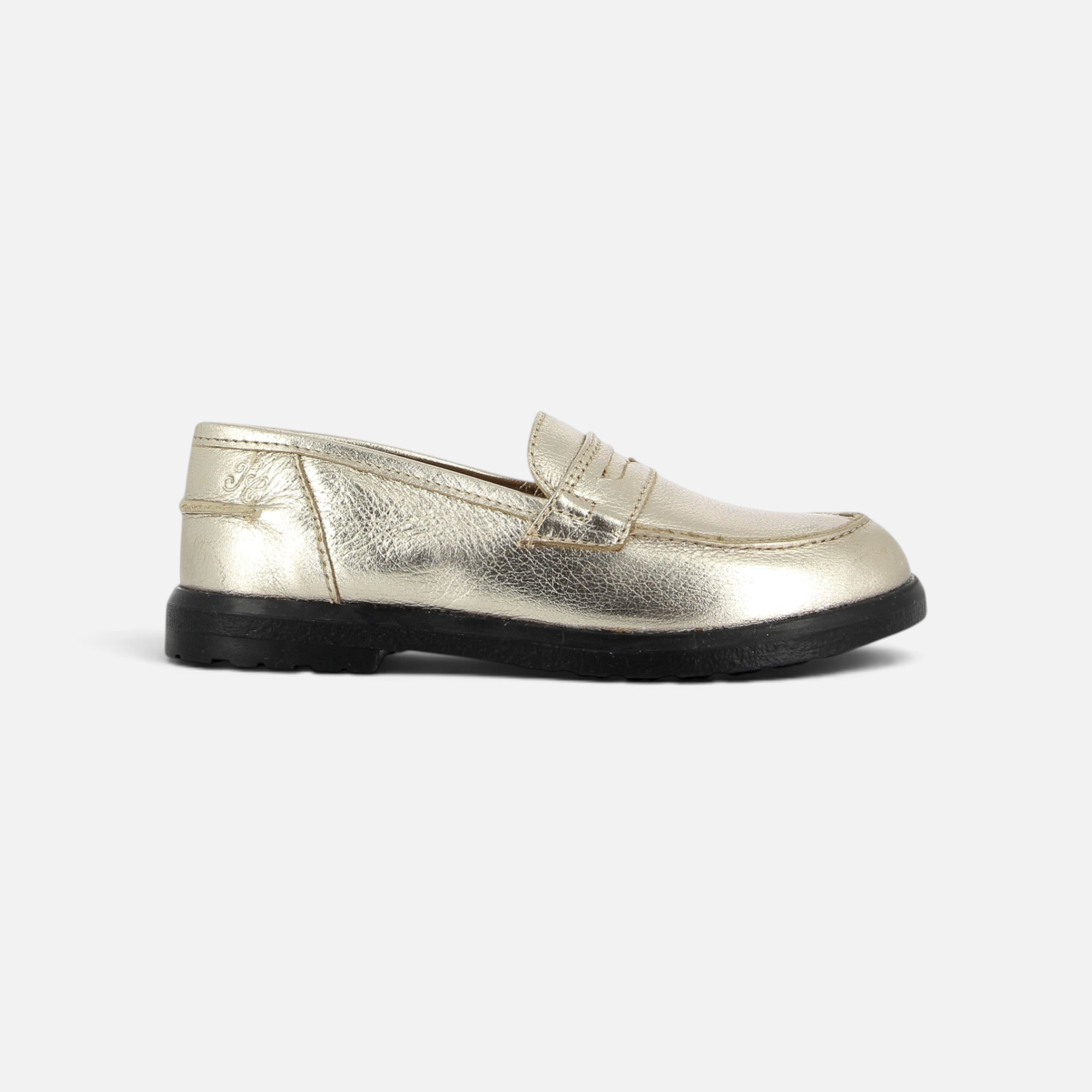 Mocassin Pom d'Api doré en cuir métallisé avec semelle en caoutchouc noire, style collège élégant et confortable.