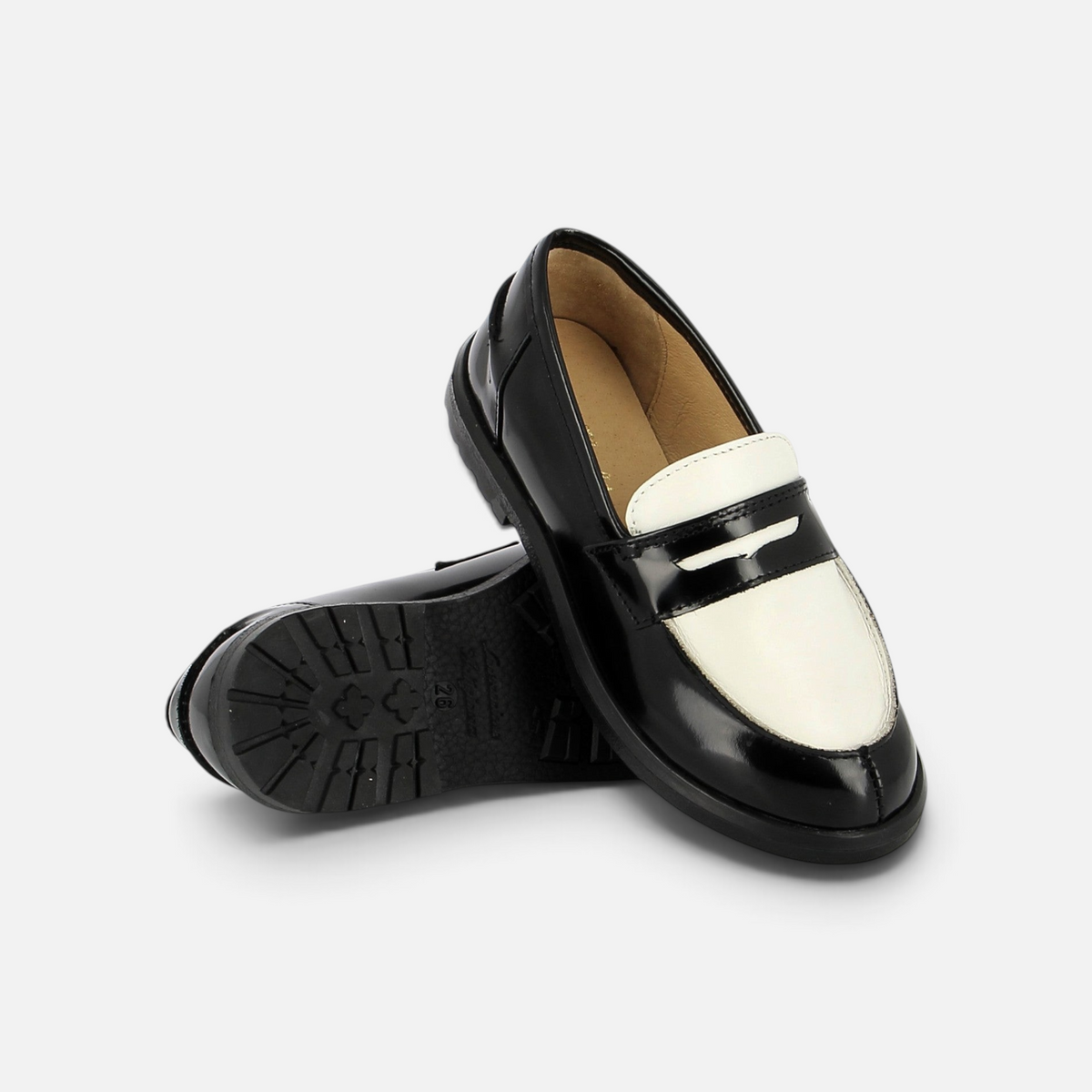 Mocassins Pom d'Api bicolores noir et blanc en cuir verni avec semelle en caoutchouc style collège