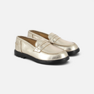 Mocassins Pom d'Api dorés en cuir avec semelle en caoutchouc noire, style collège élégant et confortable.