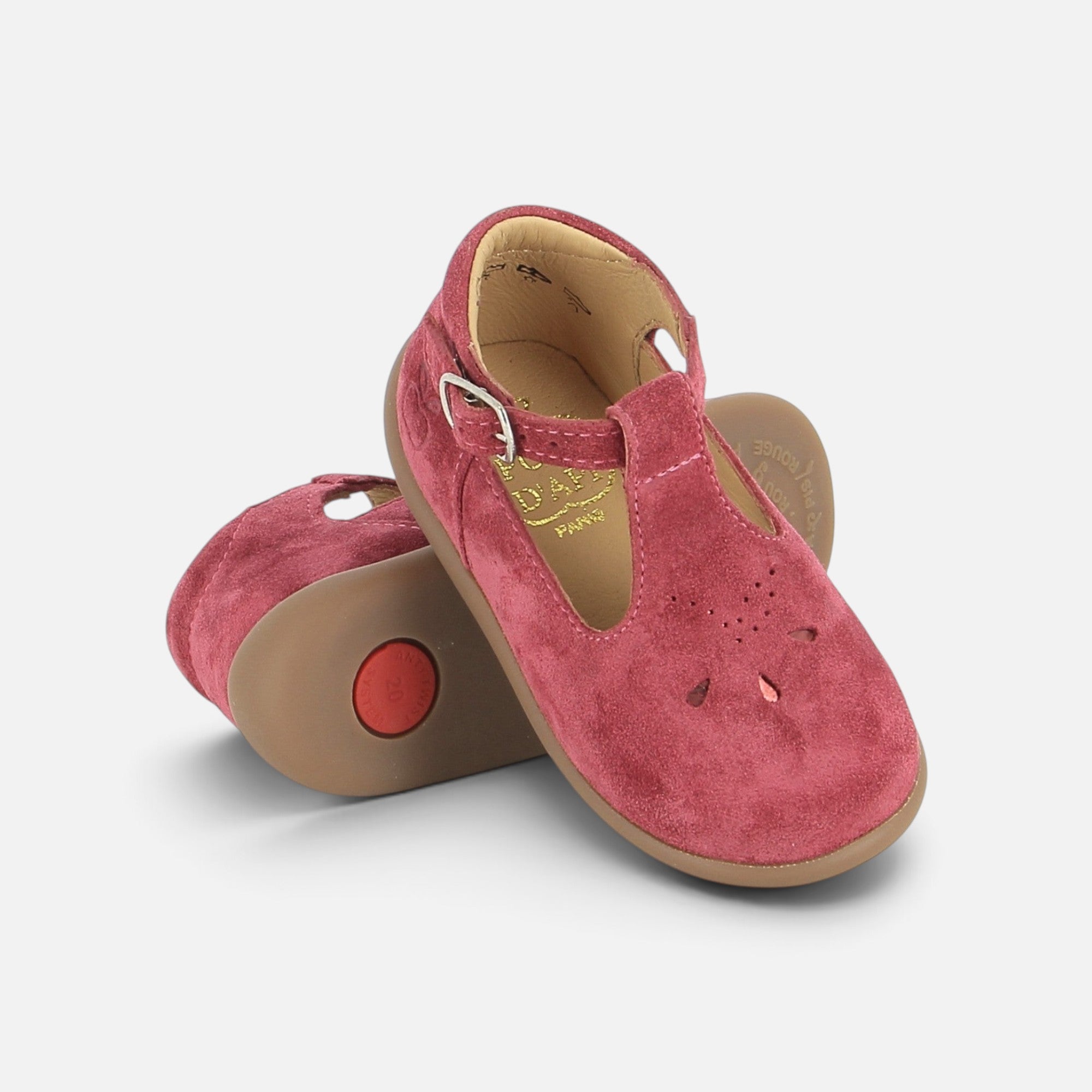 Chaussures Salomé Pom d'Api en velours rouge cerise avec bride à boucle et semelle souple anti-torsion